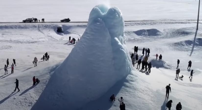 Kazahsztánban a semmi közepén egyszer csak kiemelkedett egy gőzölgő jégtorony