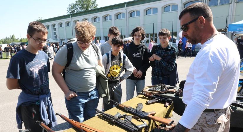 Rendőrök lepték el a szekszárdi középiskolát (videó)