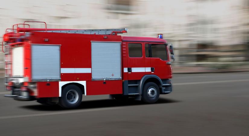 Árokba borult egy autó Tiszakécskén, drótkötél segítségével mentették a tűzoltók