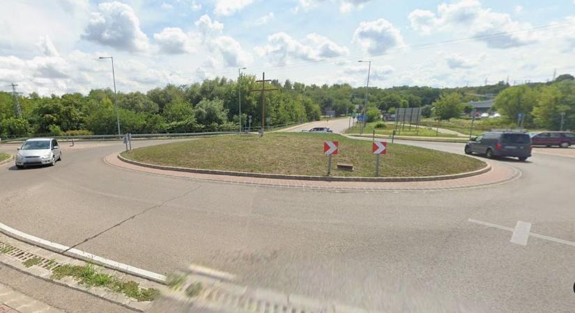 Valami készül a lajosvárosi körforgalomnál, hamarosan minden autós látni fogja
