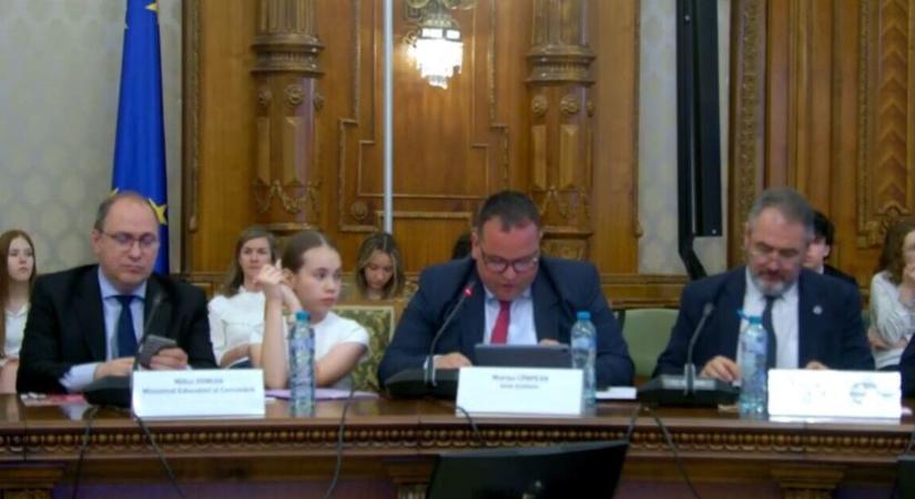 Könnyek között beszélt az iskolai terhelésről egy ötödikes diák – Az oktatási miniszter közben telefonozott (VIDEÓ)