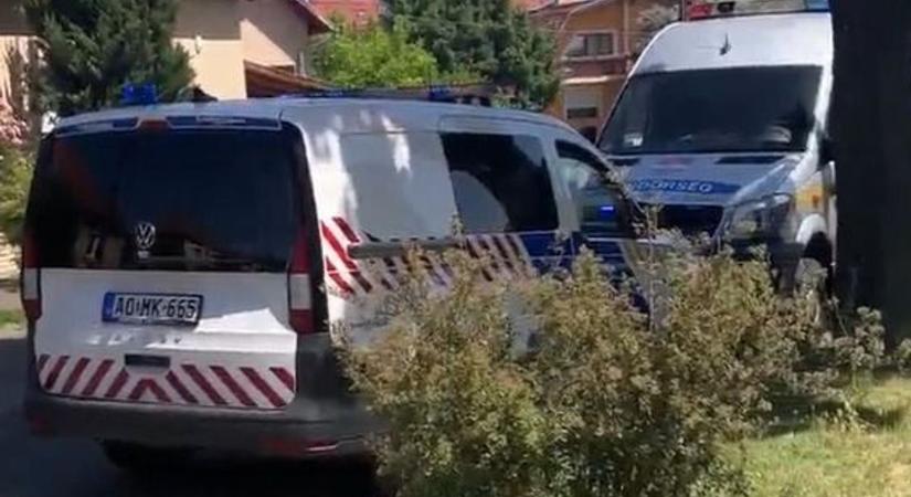 Felöklelte az álló járművet, de az ő autója borult fel (VIDEÓ)
