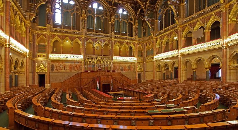 „Ez nem politikai bosszú” - elmagyarázták a parlamentben, miért érzik szükségesnek a miniszterelnök mandátumának két ciklusra történő korlátozását, itt a Fidesz válasza