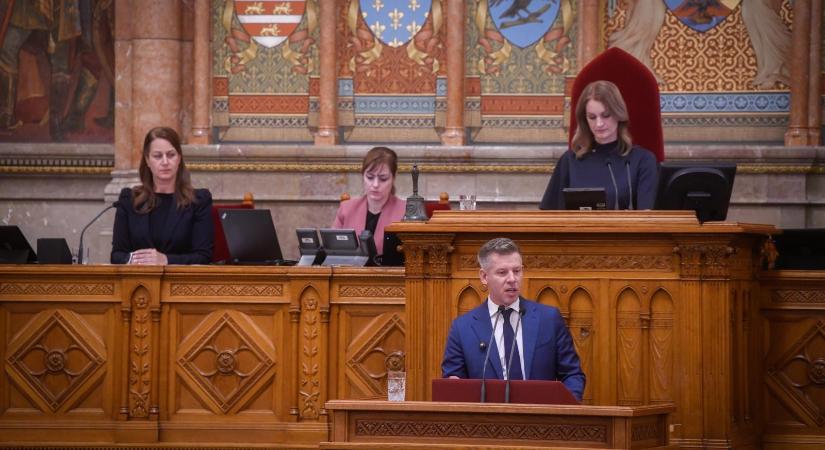 Pócs János Magyar Péterről: Sátán kék zakóban