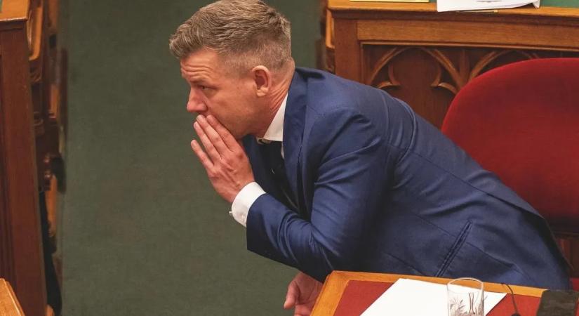 Amilyen elegáns Magyar Péter öltönye, annyira erőszakos a stílusa