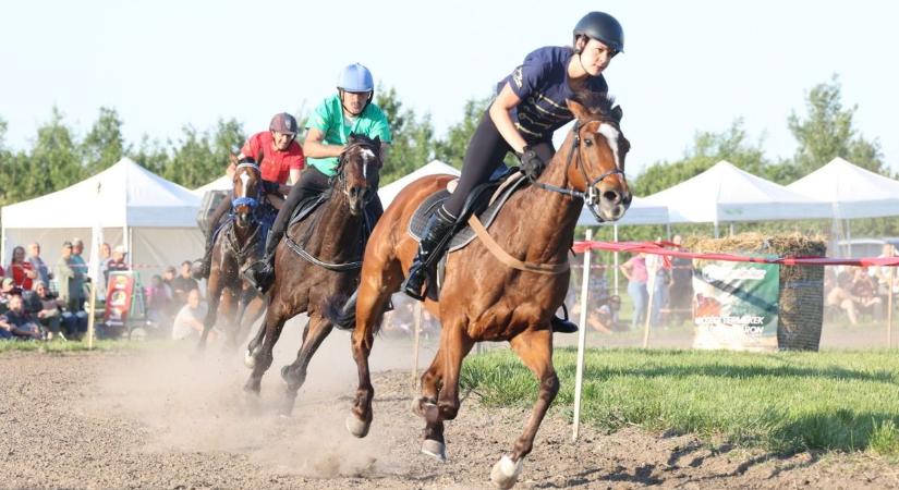 Mindenkit maga mögé utasított: történelmi győzelem a Sárköz Vágtán – VIDEÓ