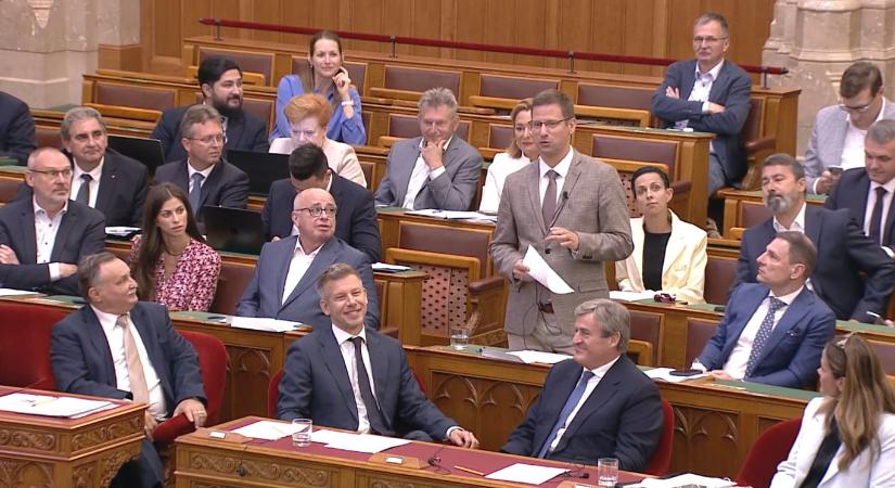 Sulidili: Gulyás Gergely felszólalása alatt Magyar Péter beült elé dumálni