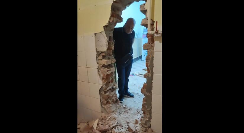 Áttörték a falat a nagyváradi premontrei rendházban