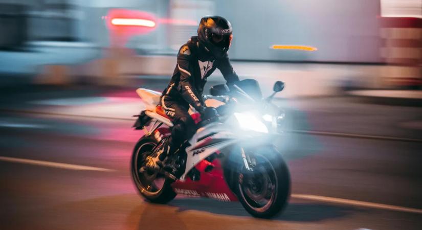 Vége a száguldozásnak: Méregdrága fotó készült a 153-mal repesztő motorosról