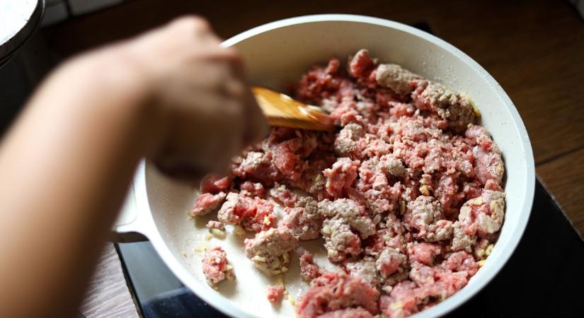 Így előzhetjük meg, hogy a darált hús összeragadjon sütés közben