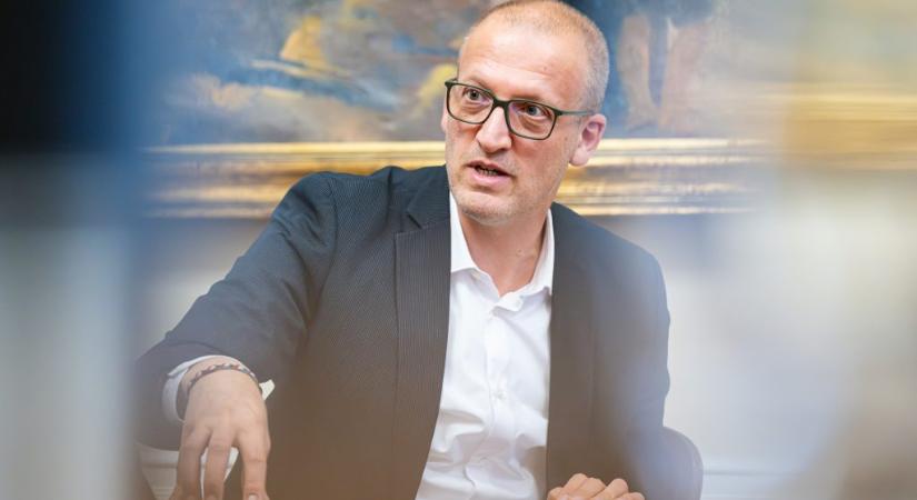 NKA-botrány: a minisztériumban tartott házkutatást a NAV