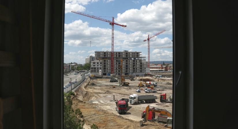 A jogfosztott önkormányzatok kétségbeesett harca a kiemelt projektek ellen: ki kit győz le?