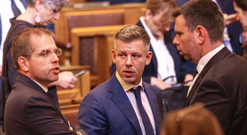 Öngól és kiviharzás a tárgyalóteremből: ez Magyar Péter mai teljesítménye