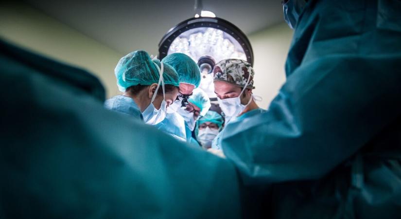Sebészi bravúrral állítottak lábra egy fiatal nőt a Semmelweis orvosai: schwannoma miatt műtötték meg