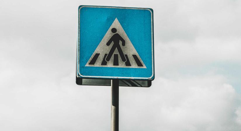 Elütöttek egy tinilányt nagyváradi gyalogátkelőhelyen – A gázoló sofőr elhajtott a helyszínről