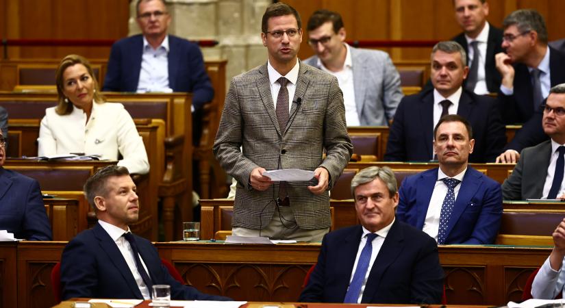 Ezt látni kell: Magyar Péter odaült közvetlenül Gulyás Gergely elé az Országgyűlésben, hogy karnyújtásnyira tőle grimaszoljon és gúnyosan tapsoljon - Galéria