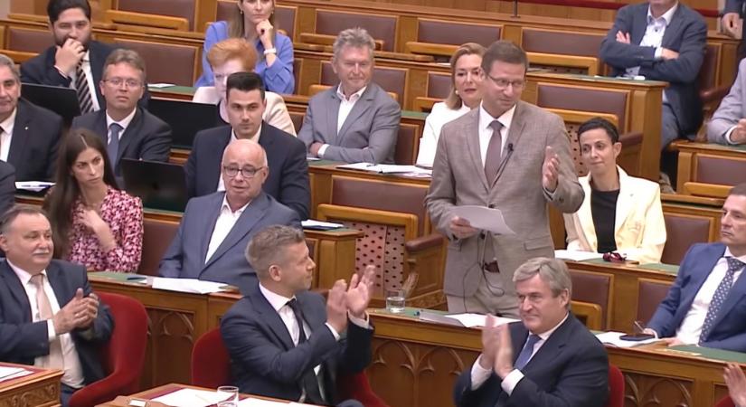 Magyar Péter odaült Gulyás Gergely elé a parlamenti vitán, ki is zökkentette a Fidesz frakcióvezetőjét