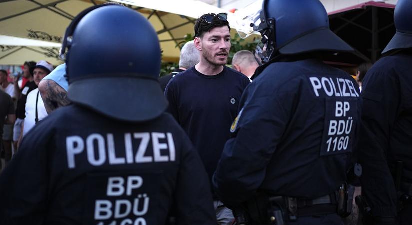 Figyelmeztetés Budapestnek: rendőrökkel csaptak össze az angol és spanyol szurkolók Lipcsében – videó