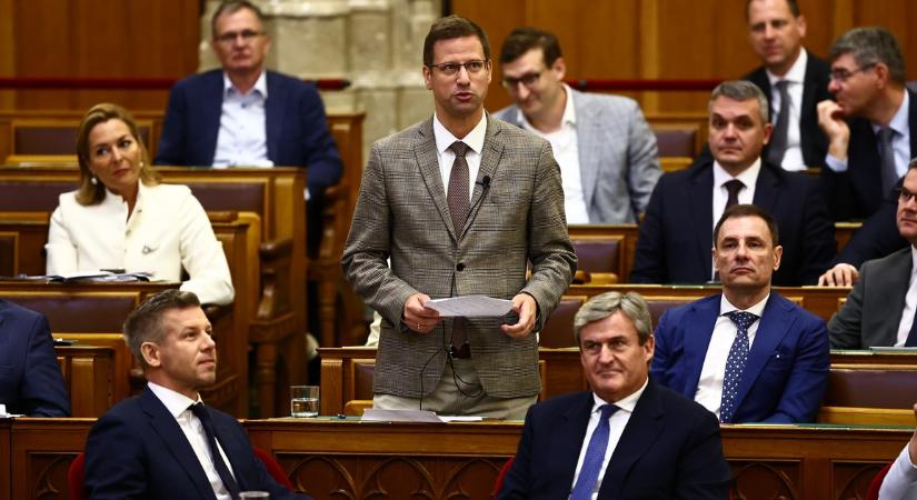 Ezt látni kell: Magyar Péter odaült közvetlenül Gulyás Gergely elé az Országgyűlésben, hogy karnyújtásnyira tőle grimaszoljon és gúnyosan tapsoljon – Galéria