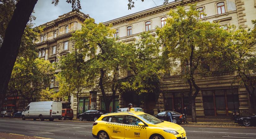 Tüntethetnek a taxisok a hétvégén, felborulhat Budapest egész közlekedése