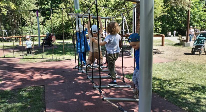Hangszerparkkal és új játszótérrel bővült a csíkszeredai központi park
