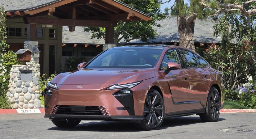Bambuszos suttogó: Kaliforniában vezettük a Lexus első elektromos szedánját, a vadonatúj ES-t