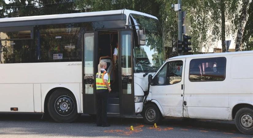 Gyerekekkel teli busz karambolozott frontálisan Encsen, tíz gyerek megsérült