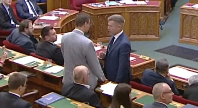 Magyar Péter már a parlamenti felszólalásokat sem hagyja végigmondani?