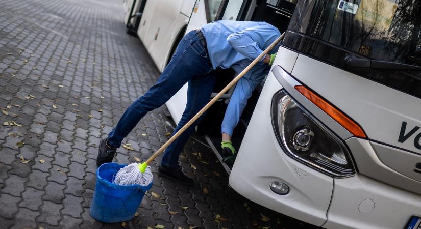 Hetekig kellett feltörő szennyvízben dolgozniuk a békéscsabai telepen a volánosoknak, egyikük előre jelezte a bajt, de kirúgták