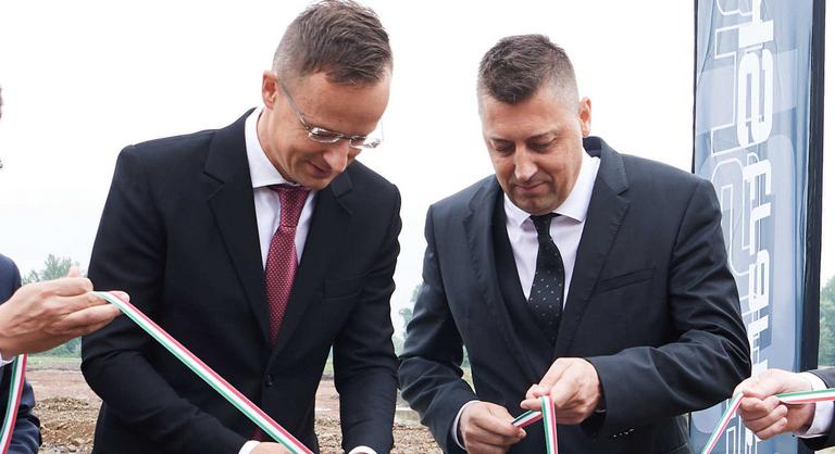 A választás előtt még tízmilliárdos támogatást kapott, most luxusvilláját árulja Szijjártó Péter szomszédja