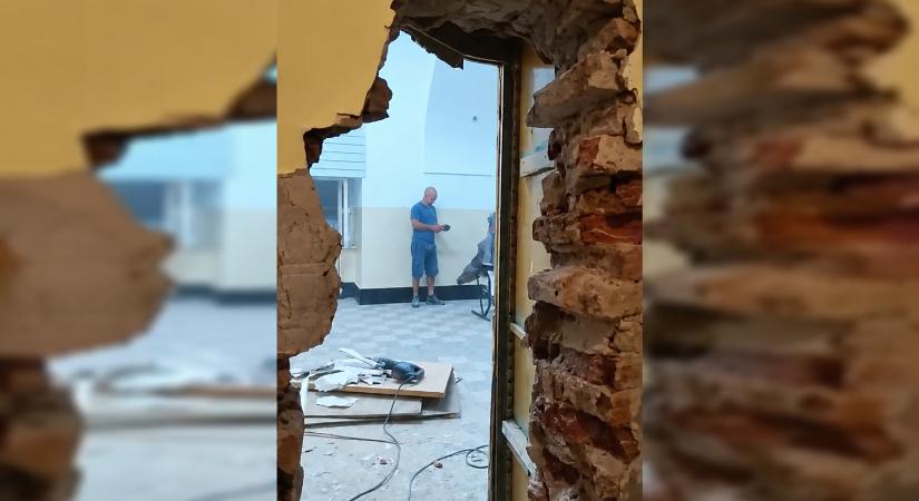 „Erőszakkal áttörték az iskola falát, és elfoglalták a templomi tereket” – kilakoltatták Fejes Rudolf Anzelm apátot (VIDEÓ)