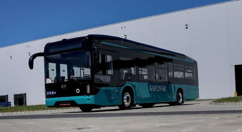 Vagány színekben pompáznak Kaposvár új elektromos buszai, kigurultak a komáromi gyárból