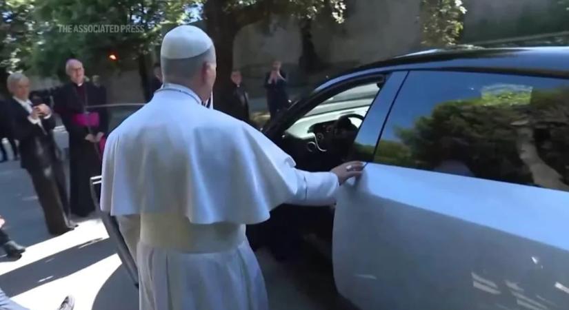 Leó pápa máris kipróbálta az első elektromos Ferrarit – videó