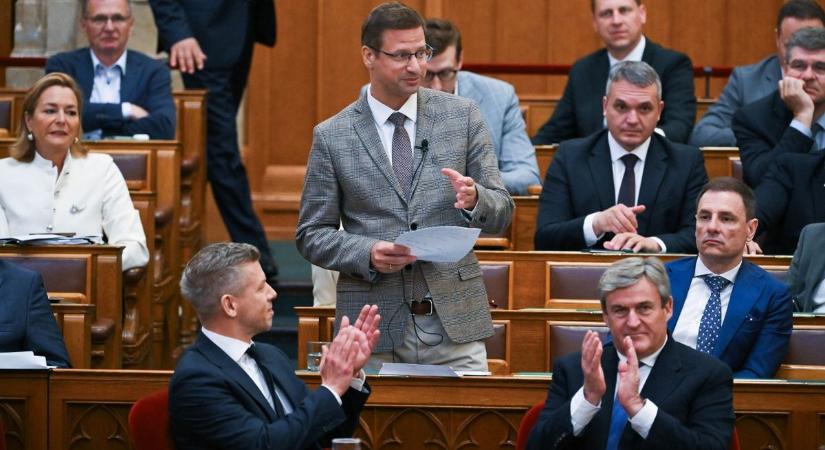 Folytatódott a parlamenti bohózat: Magyar Péter Gulyás Gergely elé ült le – nem akármilyen céllal