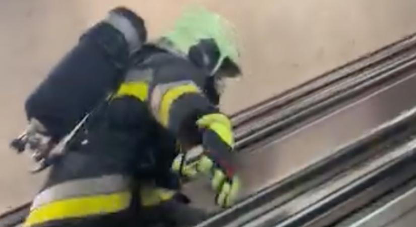 Lefelé tartó mozgólépcsőn futott fel a magyar tűzoltó: videón a lánglovag teljesítménye