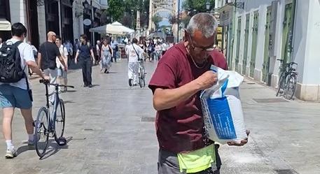 Olaj került a Jedlik Ányos utca burkolatára