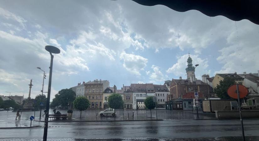 Dörgéssel és villámlással tört be a frissítő zápor Sopronba - Fotók, videó