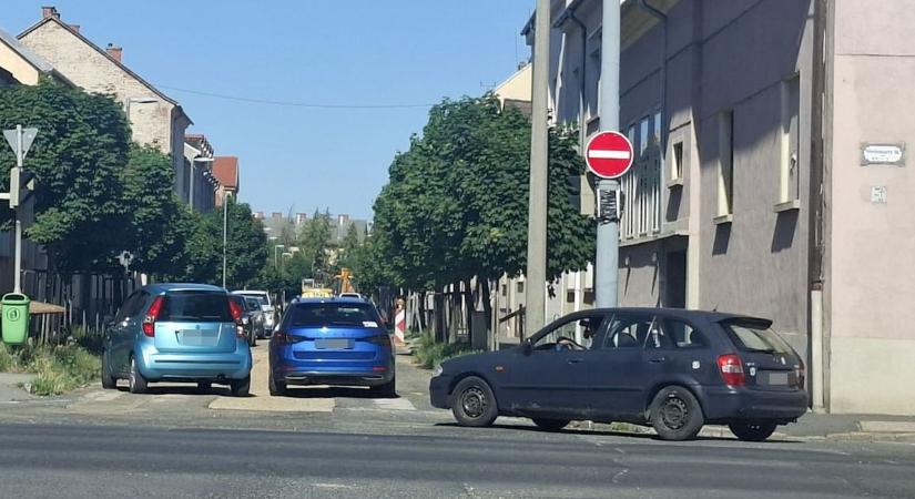 Táblák, KRESZ? Ugyan már! Így szegnek szabályt ezek a szombathelyi autósok
