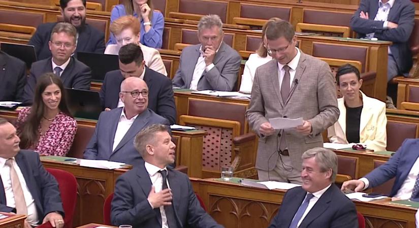 Magyar Péter már a Fidesz padsorainál tűnt fel, Gulyás Gergely reagált is rá