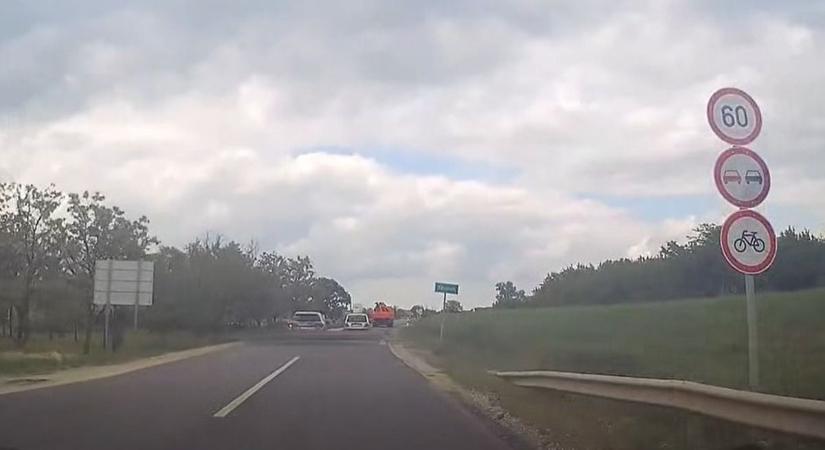 A közútkezelő minden igyekezetét lenullázta a sofőr, vad jelenetet vettek videóra Szolnoknál