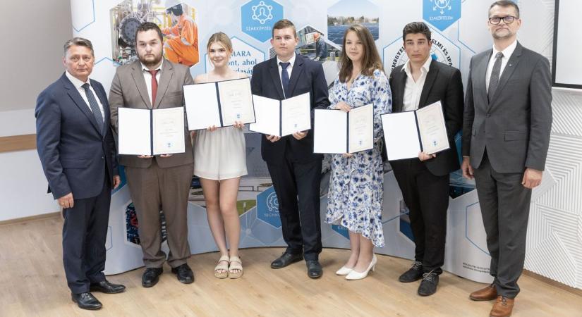 Legyen mindenkinek szakmája! Éremeső a gazdasági fórumon, a legjobb diákokat és vállalkozókat ismerték el (galéria)