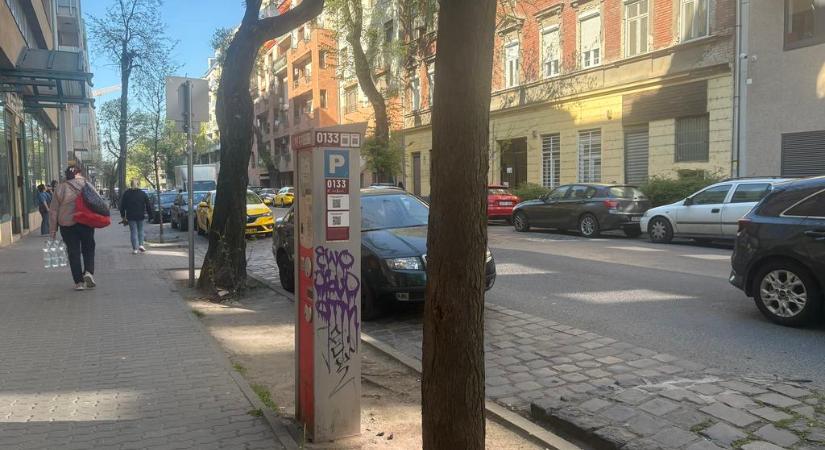 Mutatjuk a trükköt: így fizethetsz a parkolásért az automaták leszerelése után is készpénzzel Budapesten