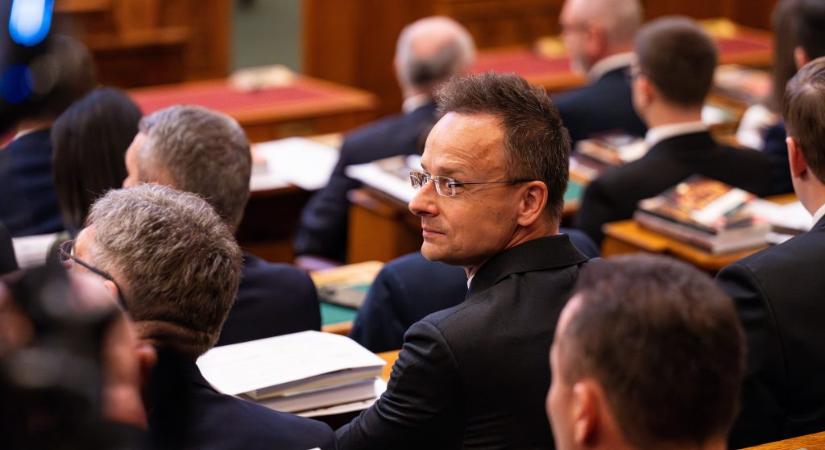 Államtitkár: Haveroknak, harmadvonalbeli politikusok családtagjainak is adott diplomata-útlevelet Szijjártó Péter
