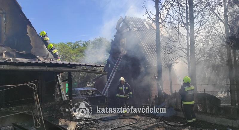Két hétvégi ház égett le Cibakházán, a tűz egy autóból indult