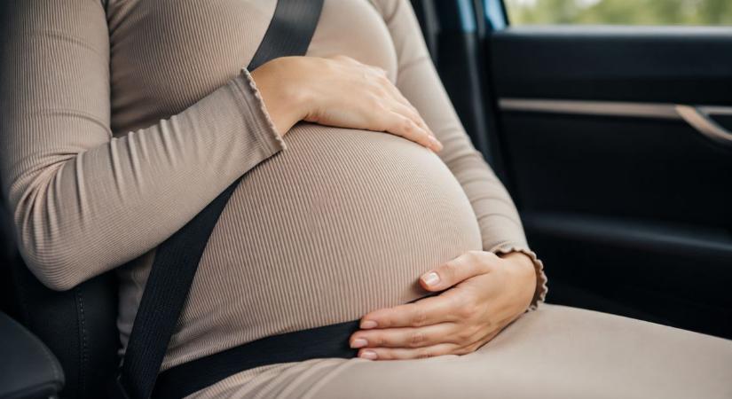 Terhes kismama is ült a lesodródott autóban Naménynál!