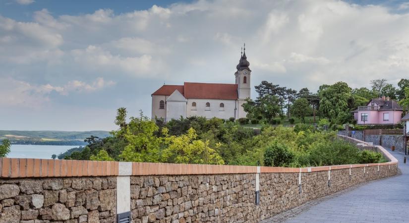 Sok vagy kevés? Ennyi pénzért keresnek most vendéglátóst Tihanyban a nyári főszezonra