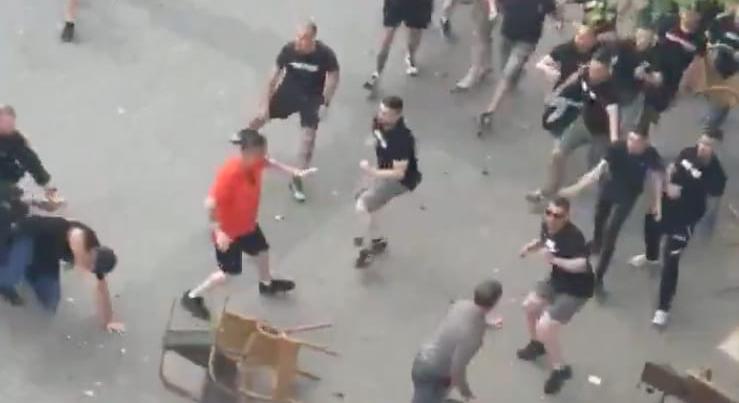 Összebalhéztak a spanyol és az angol szurkolók Lipcsében, két rendfenntartó megsérült, két embert pedig őrizetbe vettek – videó
