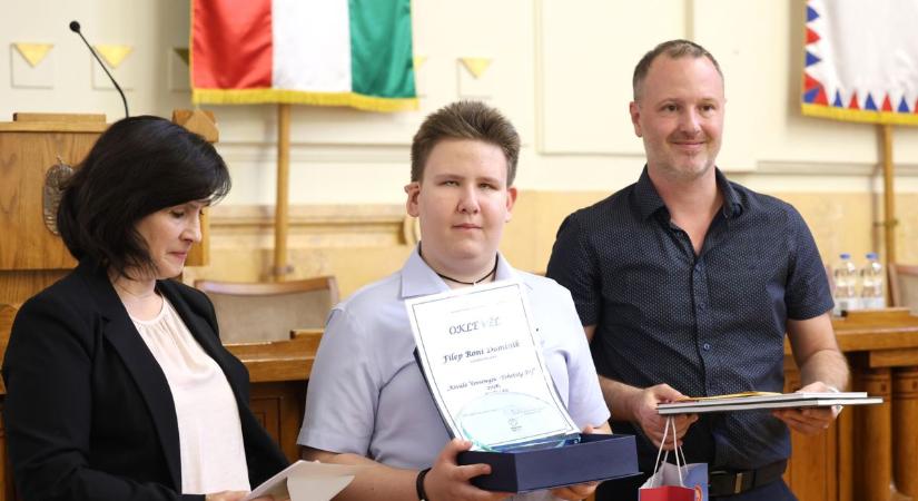 Tehetséges diákokat és kiváló pedagógusokat díjaztak Nyíregyházán (fotók, videók)