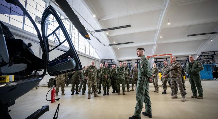 Külföldi katonai attasék térképezték fel a szolnoki bázist – galériával