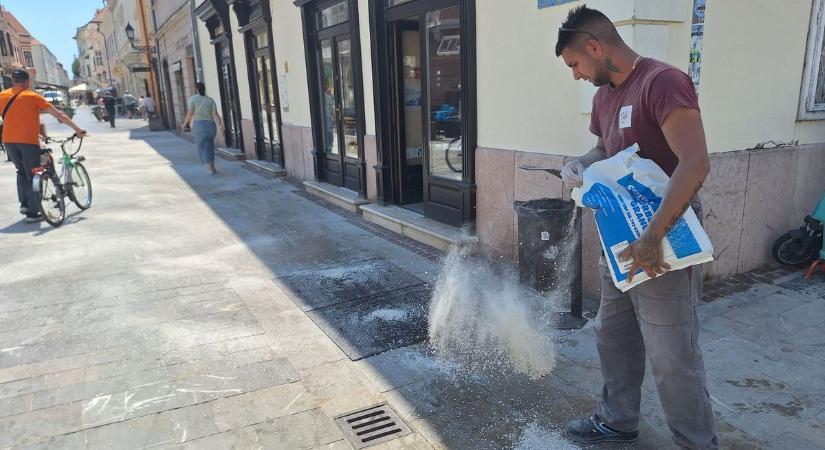 Sok olaj folyt ki a győri sétálóutcában - fotók